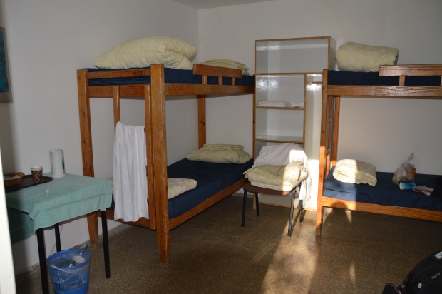 Übernachtungsbeispiel: Bett im Sechsbettzimmer mit Gemeinschaftsbad in En Gedi. Kostenpunkt: 136 NIS p.P. inkl. Frühstück 