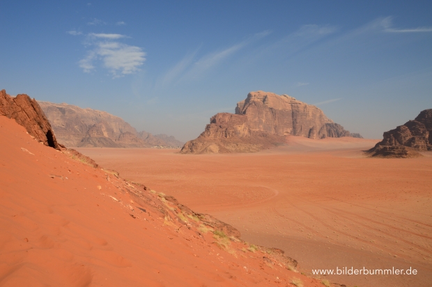 Auch einen Ausflug nach Jordanien um Petra und das Wadi Rum zu sehen lässt sich durchaus selbst organisieren. Den Mietwagen parkst du hierzu einfach am Grenzübergang 